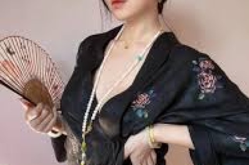 美顶流纯神演穿普拉达的女王2被删光！秀身体黑历史太多